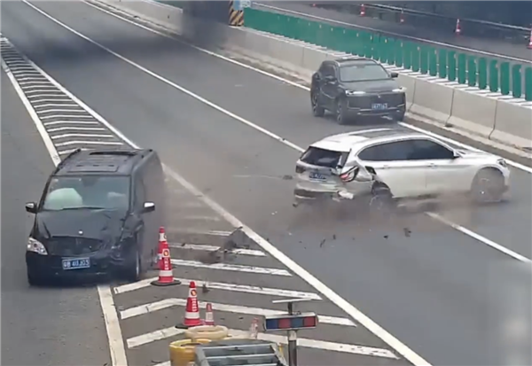 宝马女司机高速错过路口 急刹变道致追尾!两车都被判责