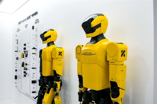 开普勒机器人“大黄蜂”开始交付：身高1.75米 充电1小时可运行8小时