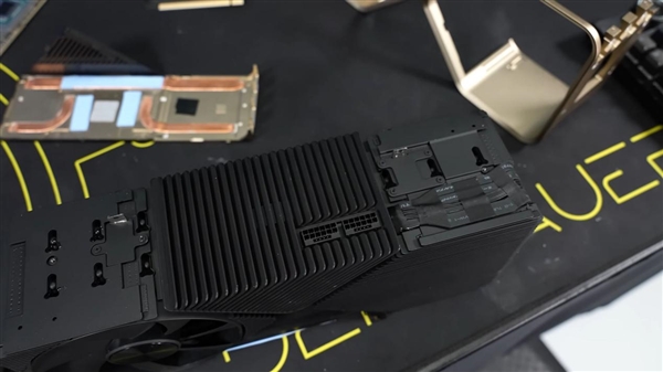 NVIDIA从未发布的900W显卡Titan Ada！被大神拆解了