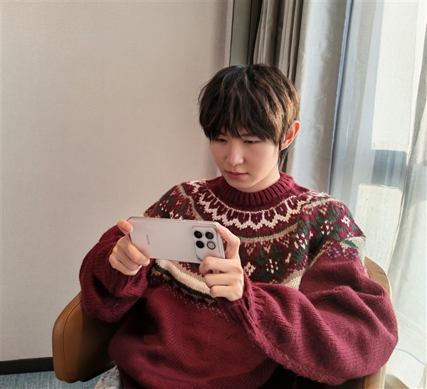 张予曦晒出荣耀WIN 网友:人美 机器也美