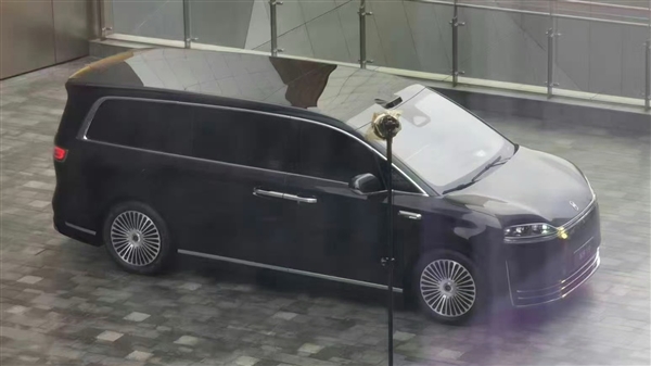 余承东放言超越市面上所有旗舰MPV！鸿蒙智行首款MPV智界V9实车亮相