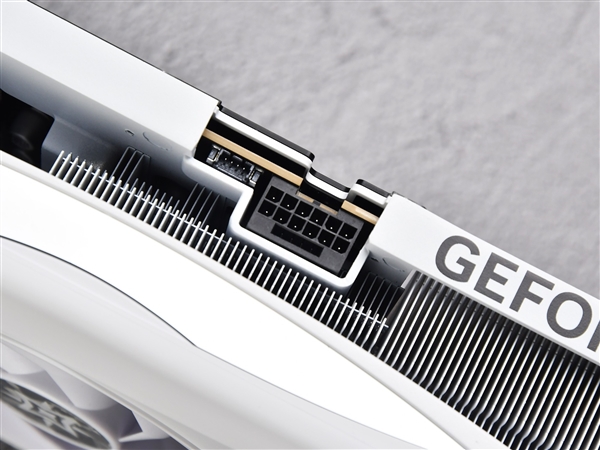 显卡自带线与电源原生线该怎么选：看完秒懂