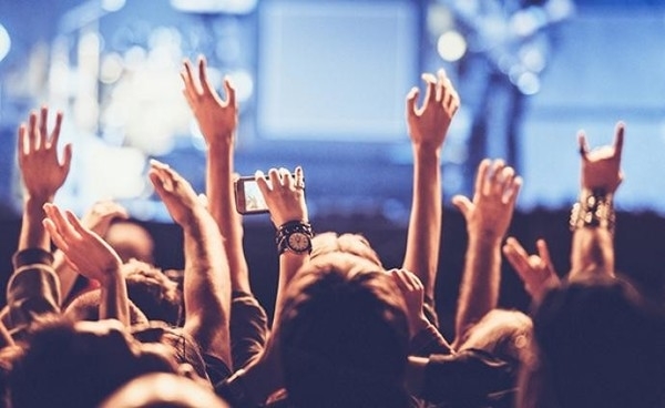 央视曝光毒“饭圈“，诱导未成年非理性消费