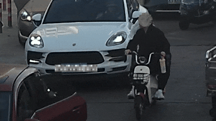 乘客13分钟内连续2次开门杀致人摔倒担主责 司机次责