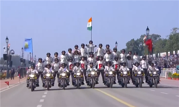 印度阅兵再现传统艺能：42名女兵同骑9辆摩托叠成人墙
