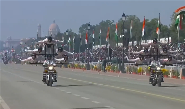 印度阅兵再现传统艺能:42名女兵同骑9辆摩托叠成人墙