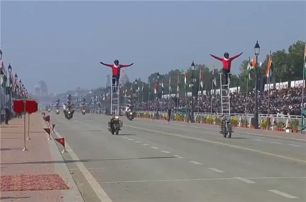 印度阅兵再现传统艺能:42名女兵同骑9辆摩托叠成人墙