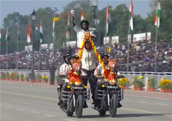 印度阅兵再现传统艺能:42名女兵同骑9辆摩托叠成人墙