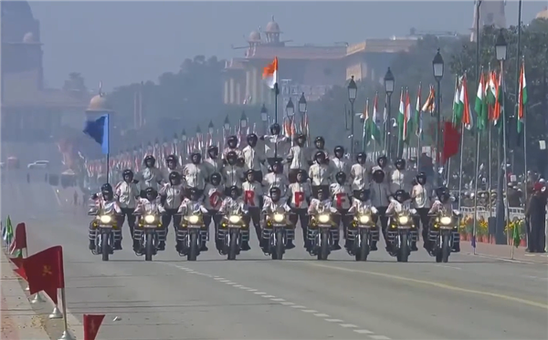印度阅兵再现传统艺能:42名女兵同骑9辆摩托叠成人墙