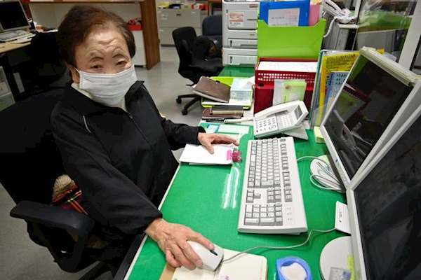 每天工作12个小时！日本一女性在同一家公司上班近70年