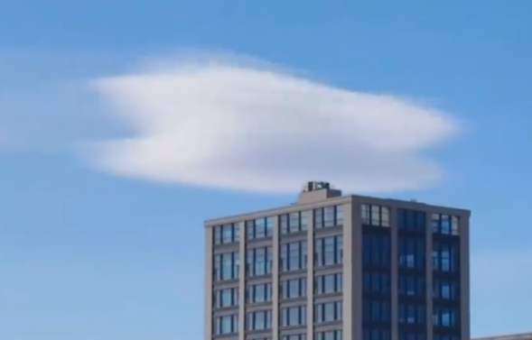 北京天空出现奇妙荚状云 酷似飞碟