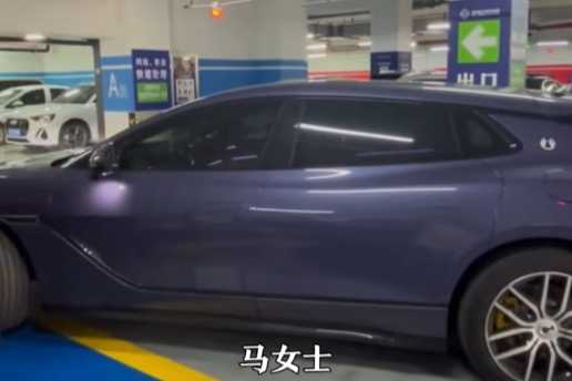 2女子在山姆停车场人肉占车位 比亚迪腾势车主用自动泊车反击