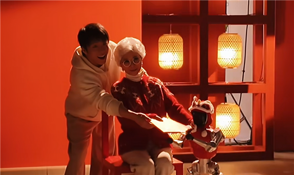 马年春晚官方爆料：蔡明时隔七年回归 搭档王天放、机器人