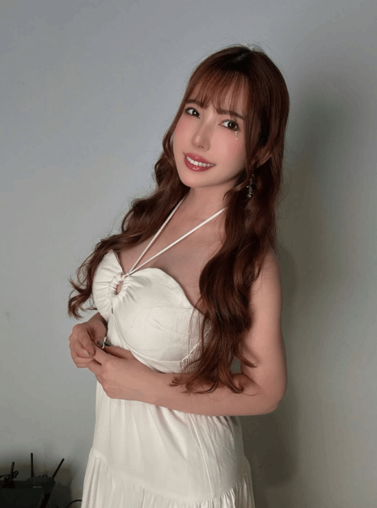 祝大家新年快乐：波多野结衣晒新图美爆了 你感受到祝福没