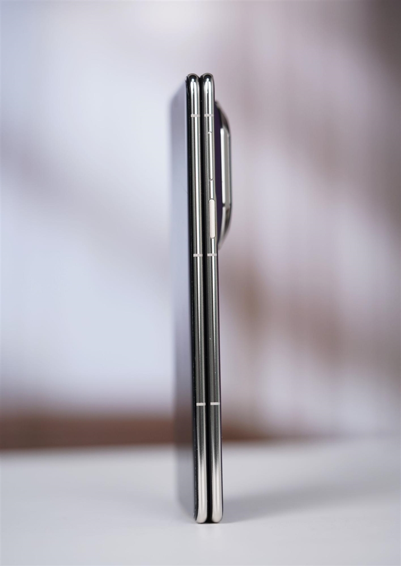 左手 AI右手大屏!华为Mate X7典藏版体验评测:鸿蒙OS 6.0加持 不仅是折叠更是掌上工作站