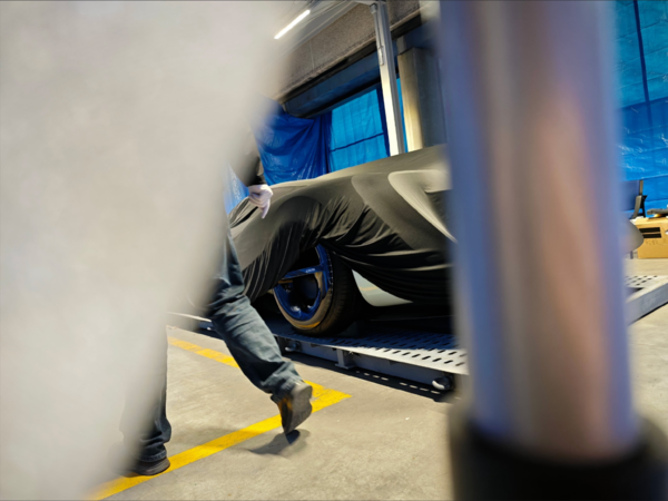 小米神秘跑车现身巴塞罗那 造型超级低趴、战斗