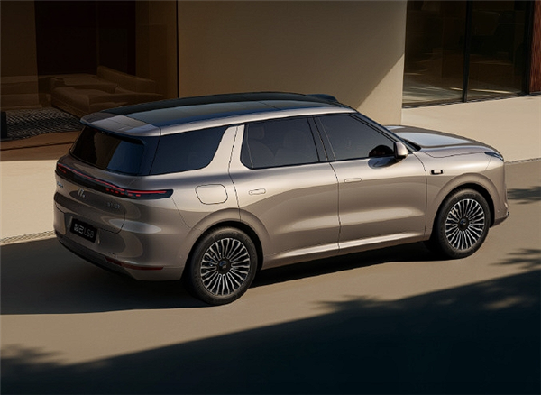 半圈即满圈 智己LS8官方预热:用上线控转向 操控无比灵活