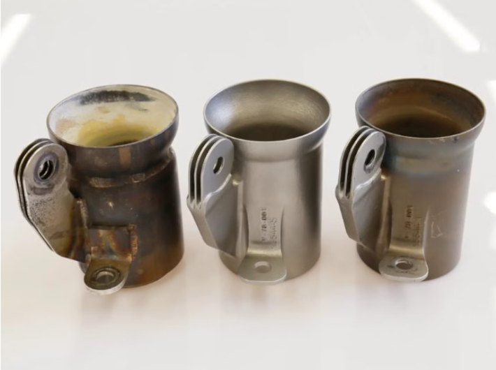 从左至右：带有硫沉积物的传统焊接部件、新型 3D 打印增材制造 (AM) Inconel 部件和经过飞行测试的增材制造部件