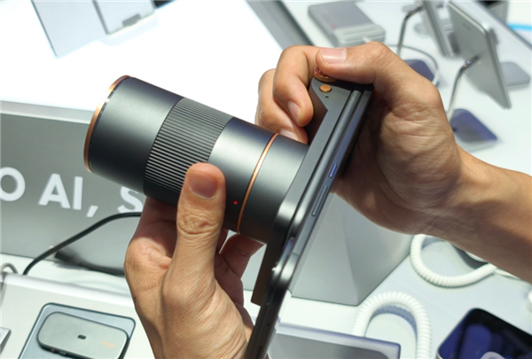 今年的MWC 手机厂商们都开始“不务正业”了