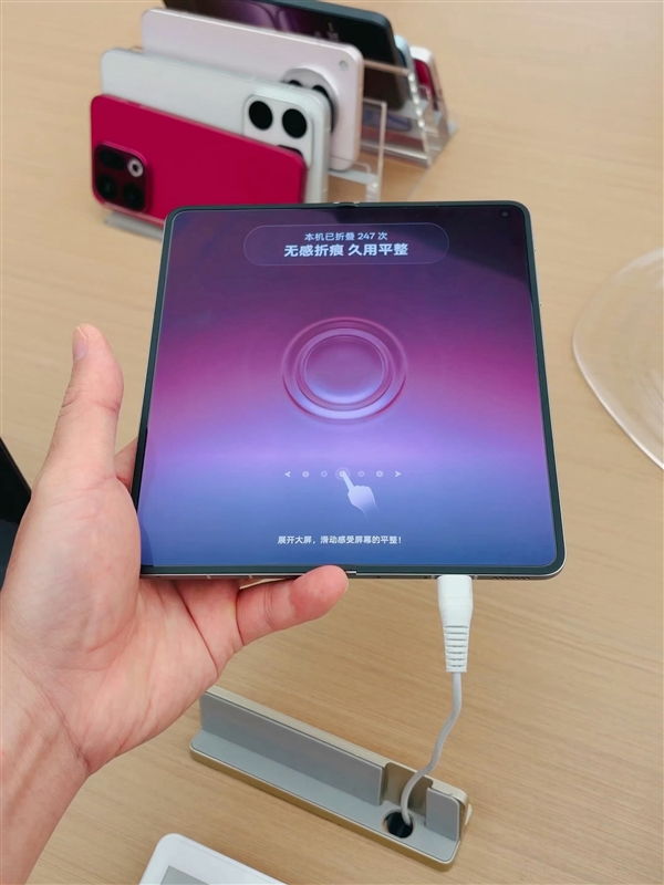 折痕没了!OPPO Find N6登陆线下门店 网友:这才叫无印良品
