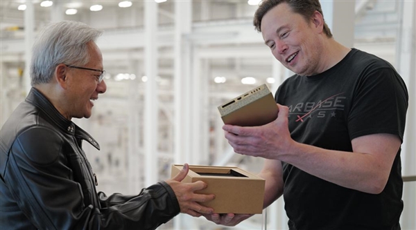 英伟达首台DGX GB300 老黄亲自登门送给他