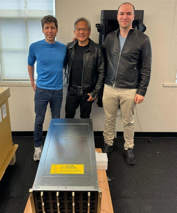 英伟达首台DGX GB300 老黄亲自登门送给他