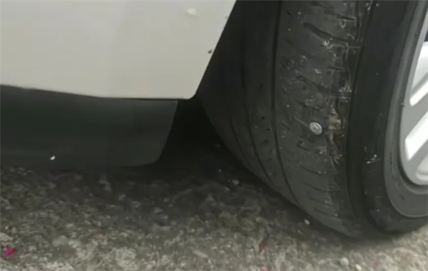 马路黑手落网!汽修老板为牟利竟恶意抛撒铁钉:致多车轮胎破损