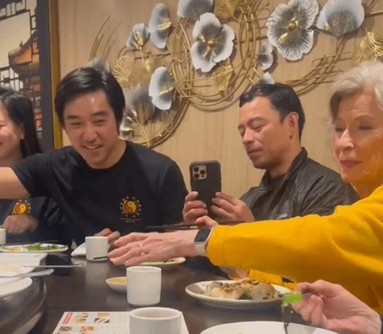 李小龙遗孀琳达近况:81岁神采奕奕 与信徒们饮茶聊天