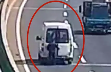 害人害己！司机快车道违停50多秒致多车追尾：罚款200元记9分