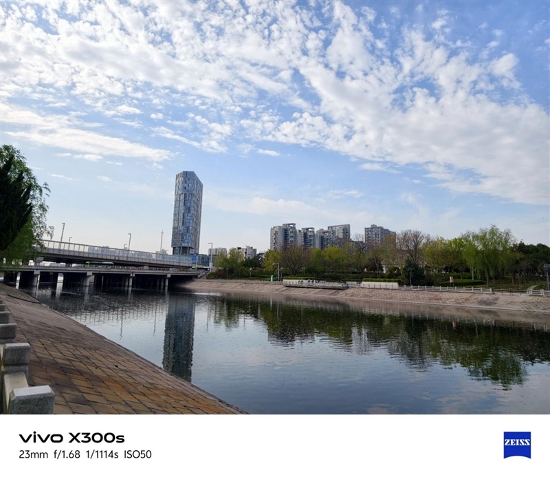 天玑9500搭配蔡司影像 vivo X300s手机全面评测：省心耐用的直屏主力机