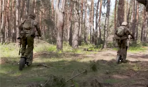 无人机绝配！乌克兰对抗俄罗斯的战争秘密武器：这款电动滑板车火了