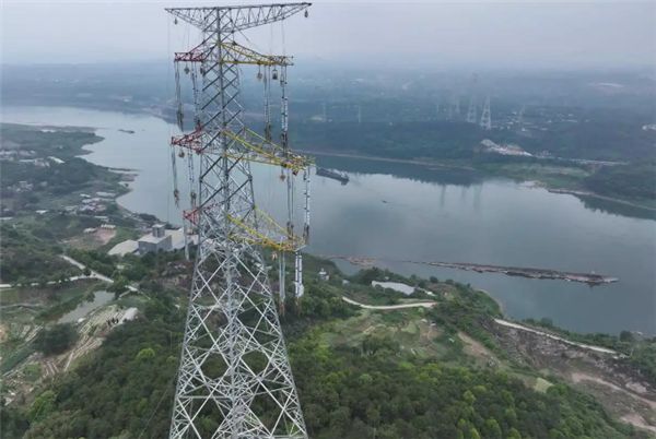 大载重无人机助力！500千伏输变电工程跨长江放线作业顺利完成