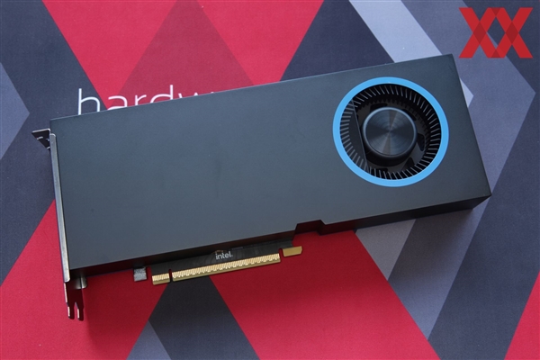 Intel锐炫Pro B70四卡并联首测!功耗达720W