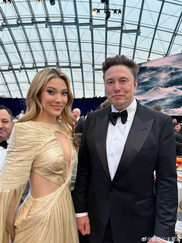 谷爱凌出席2026科学突破奖颁奖礼：与黄仁勋夫妇合影 气质拉满