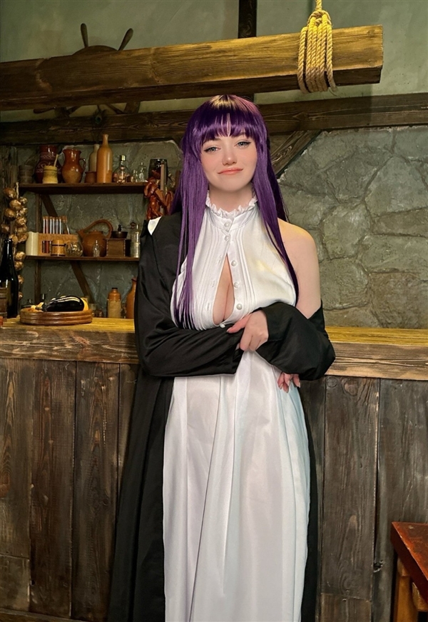 国外美女AlinaBecker的Cos美图 身材太劲爆了！