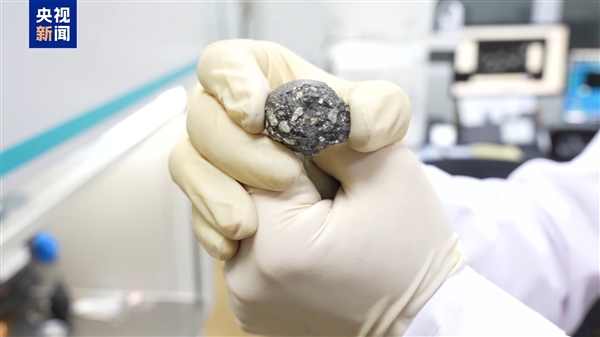 中国发现第11种月球新矿物：铈镁嫦娥石！自带荧光