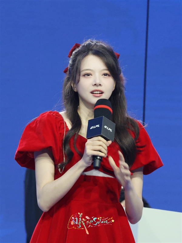 LPL美女主持骆歆晒出新写真 知性超美非常吸引人