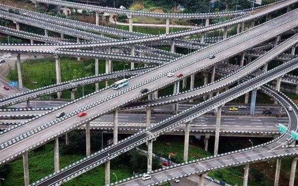 重庆道路就是这么魔幻：司机酒驾遇查逃跑 转了一圈回到原点