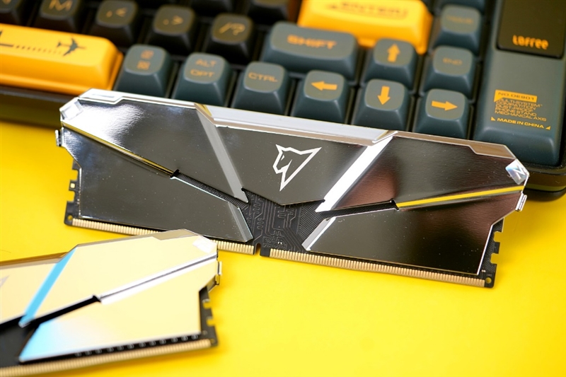 意想不到的国产长鑫颗粒！朗科绝影RGB DDR4-3200 CL14内存评测：唯一媲美三星 还更便宜