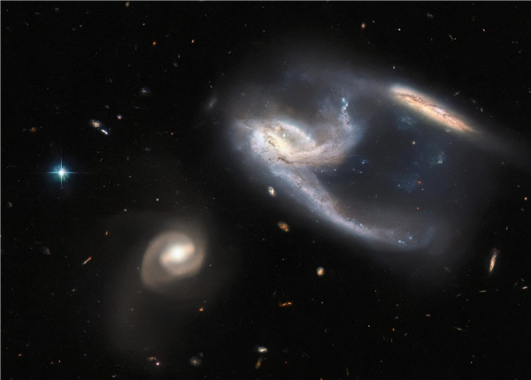壮观的星系碰撞画面！哈勃团队分享NGC 7764A三星系套图 