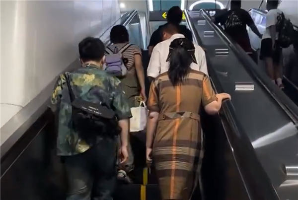 多地地铁电梯不再提倡左行右立：官方建议保持静立