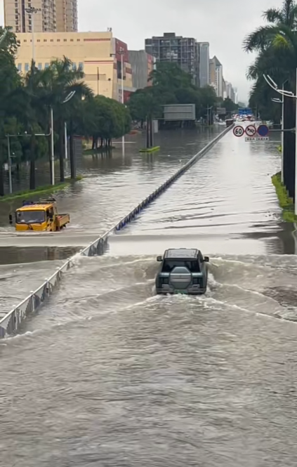 南宁暴雨内涝 仰望U8却火了！