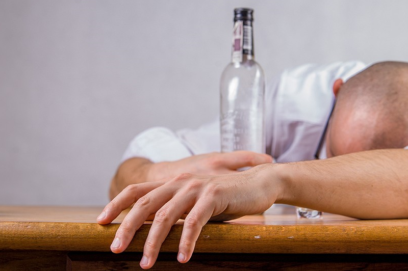 喝酒时如果有以下几种反应就要戒酒了！