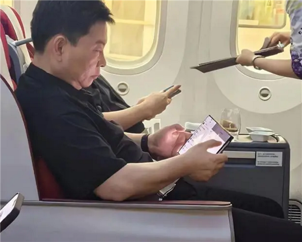 Z字形翻折 外形辨识度拉满!华为跟苹果真杠上:三折叠新机也是9月20同天卖
