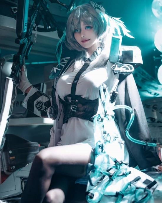 韩妹COS《绝区零》艾莲:臭脸鲨鱼妹神态还原
