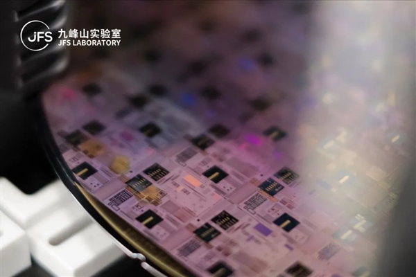 硅光子重大突破!我国首次成功点亮硅基芯片内部激光光源:突破电信号传输物理极限