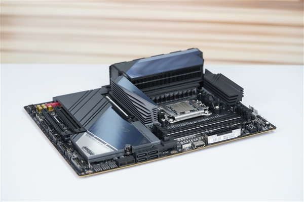 AI自动超频!技嘉X870E AORUS MASTER超级雕主板图赏