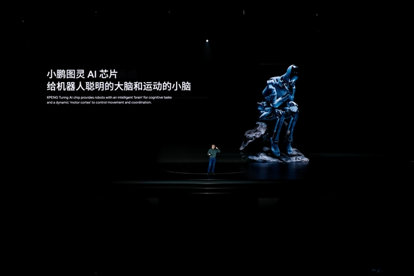 小鹏发布AI人形机器人Iron:1:1复刻真人、已下工厂拧螺丝