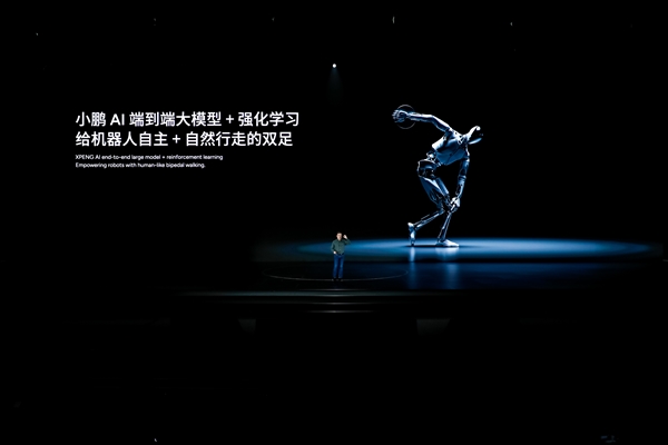 小鹏发布AI人形机器人Iron:1:1复刻真人、已下工厂拧螺丝