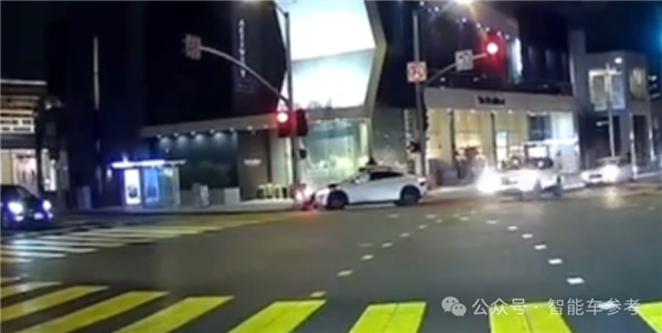 全球首例!Robotaxi与机器人街头相撞 沉默一分钟淡定离场